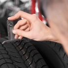 3 tipy, jak změřit hloubku dezénu pneumatiky