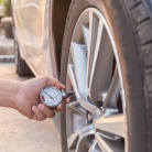 Jak zkontrolovat tlak v pneumatikách?